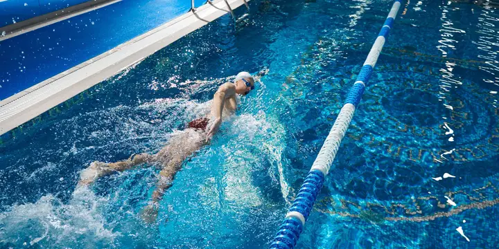 Nedadora nedant a la piscina