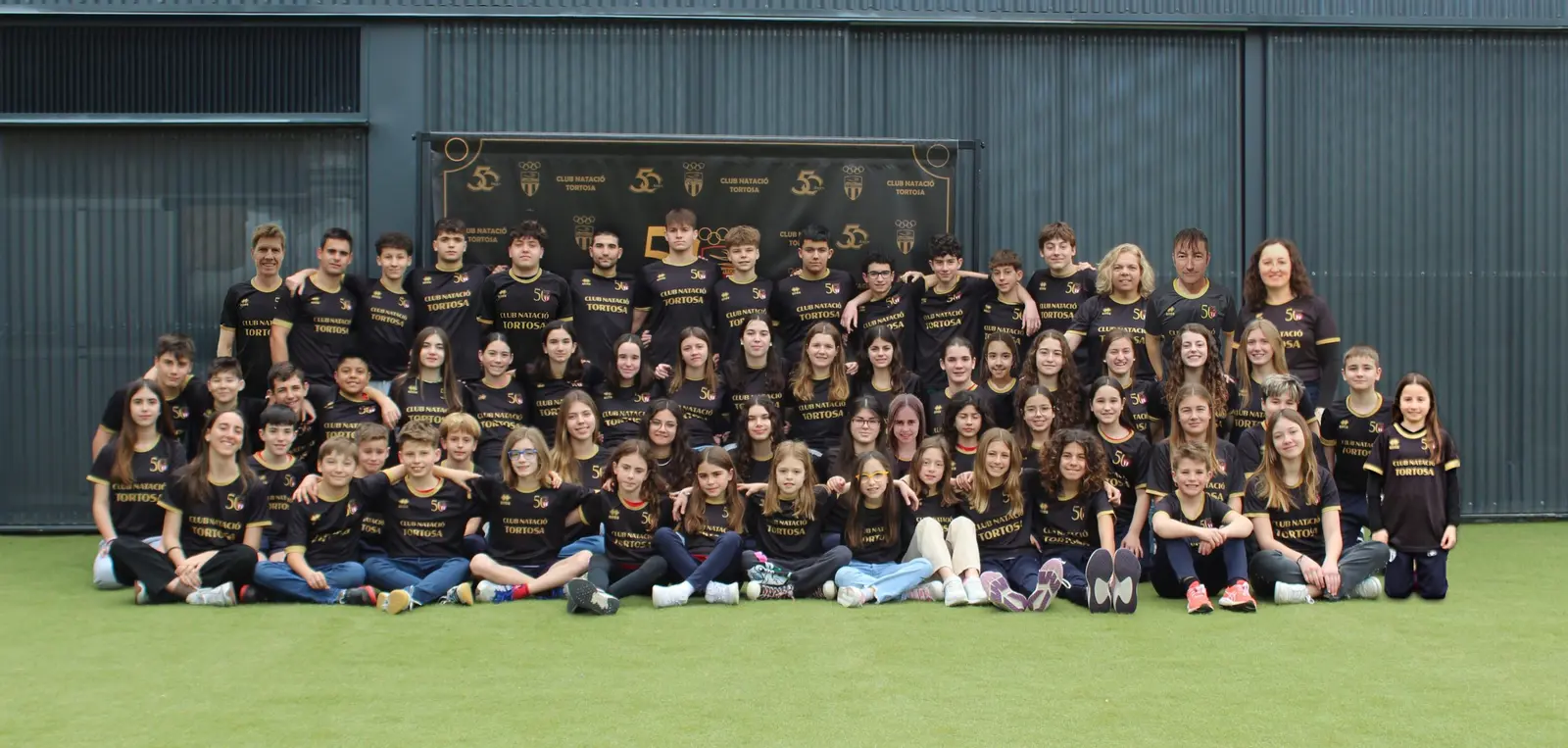 Foto de grup de tot el Club Natació Tortosa